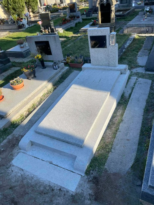 Hrobové místo po úpravě